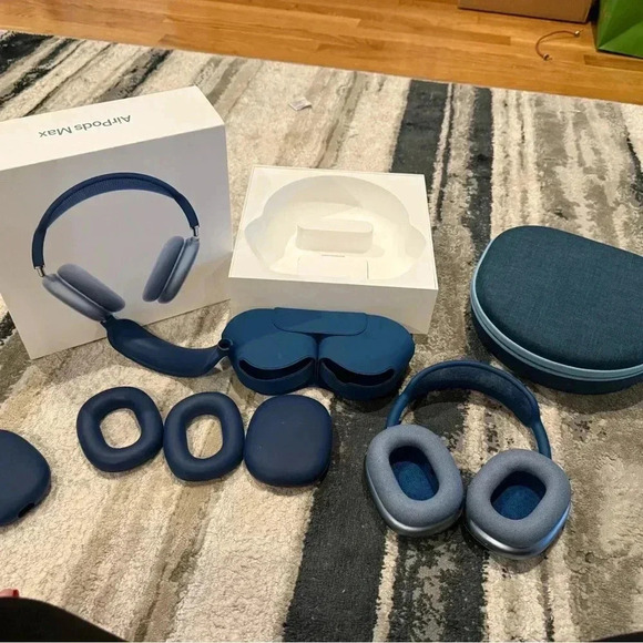 Sky Blue AirPod Pro Max barley used - Picture 7 of 14